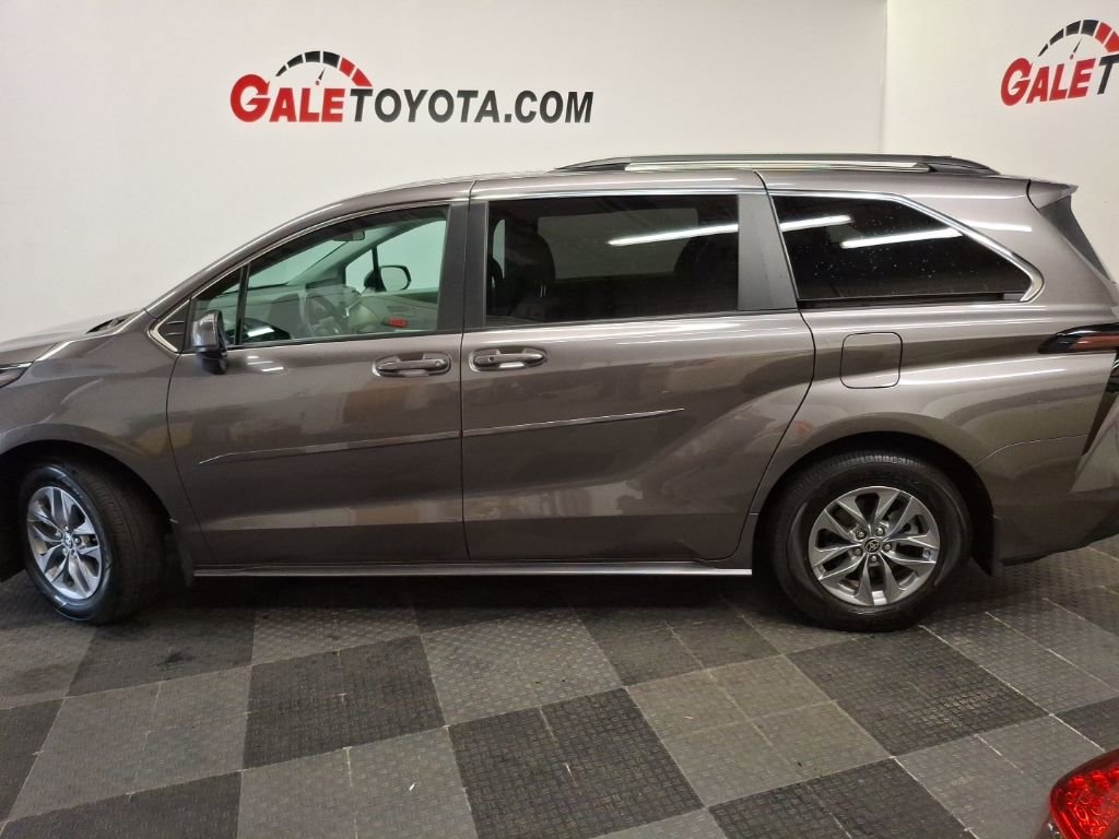 Used 2023 Toyota Sienna LE image 9