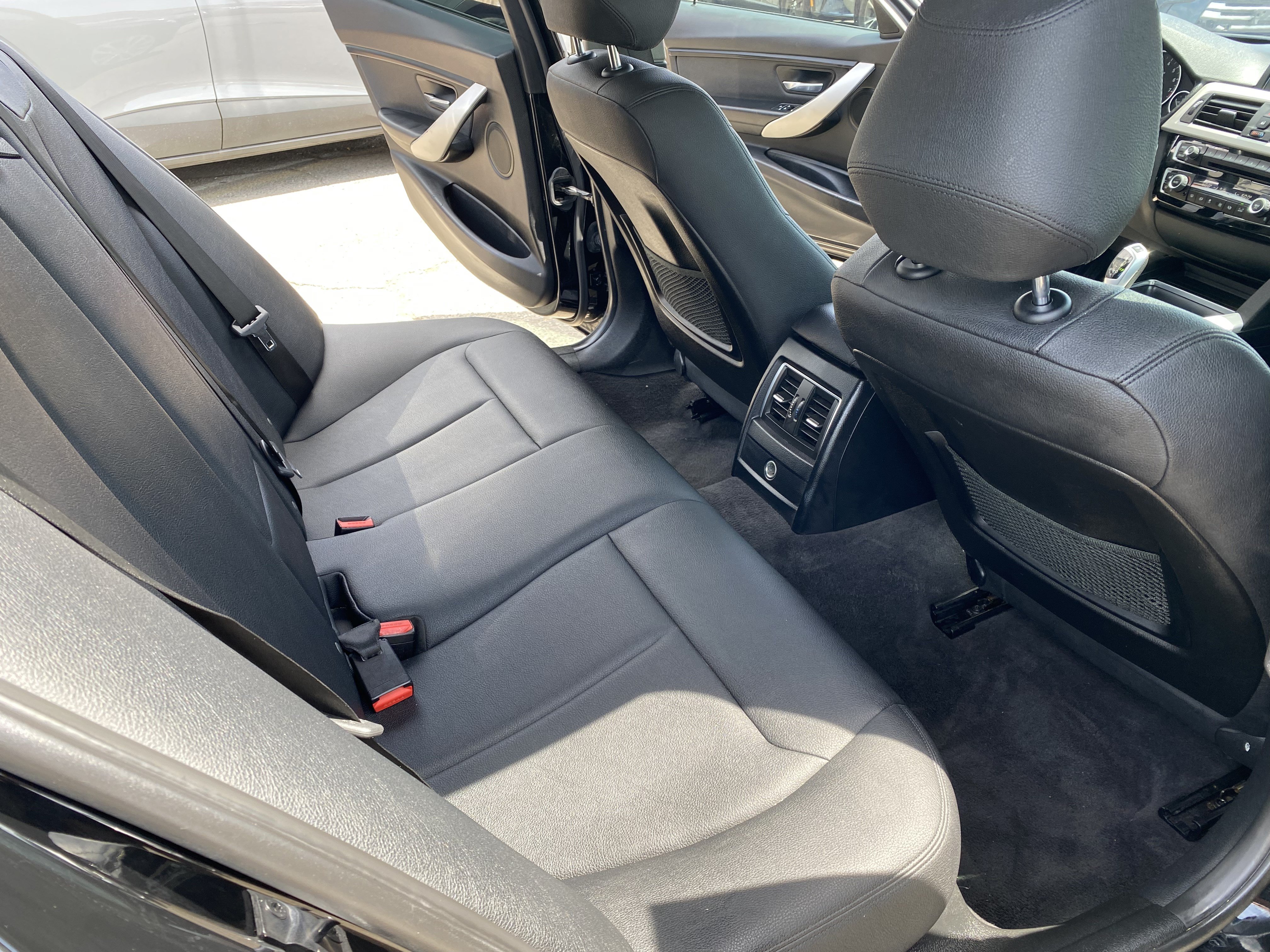 Used 2018 BMW 320i Sedan w/ Convenience Package RWD image 18