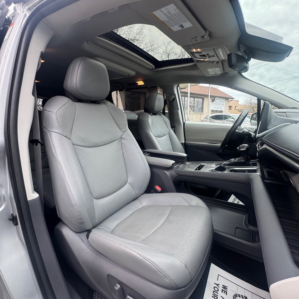 Used 2021 Toyota Sienna Limited image 19
