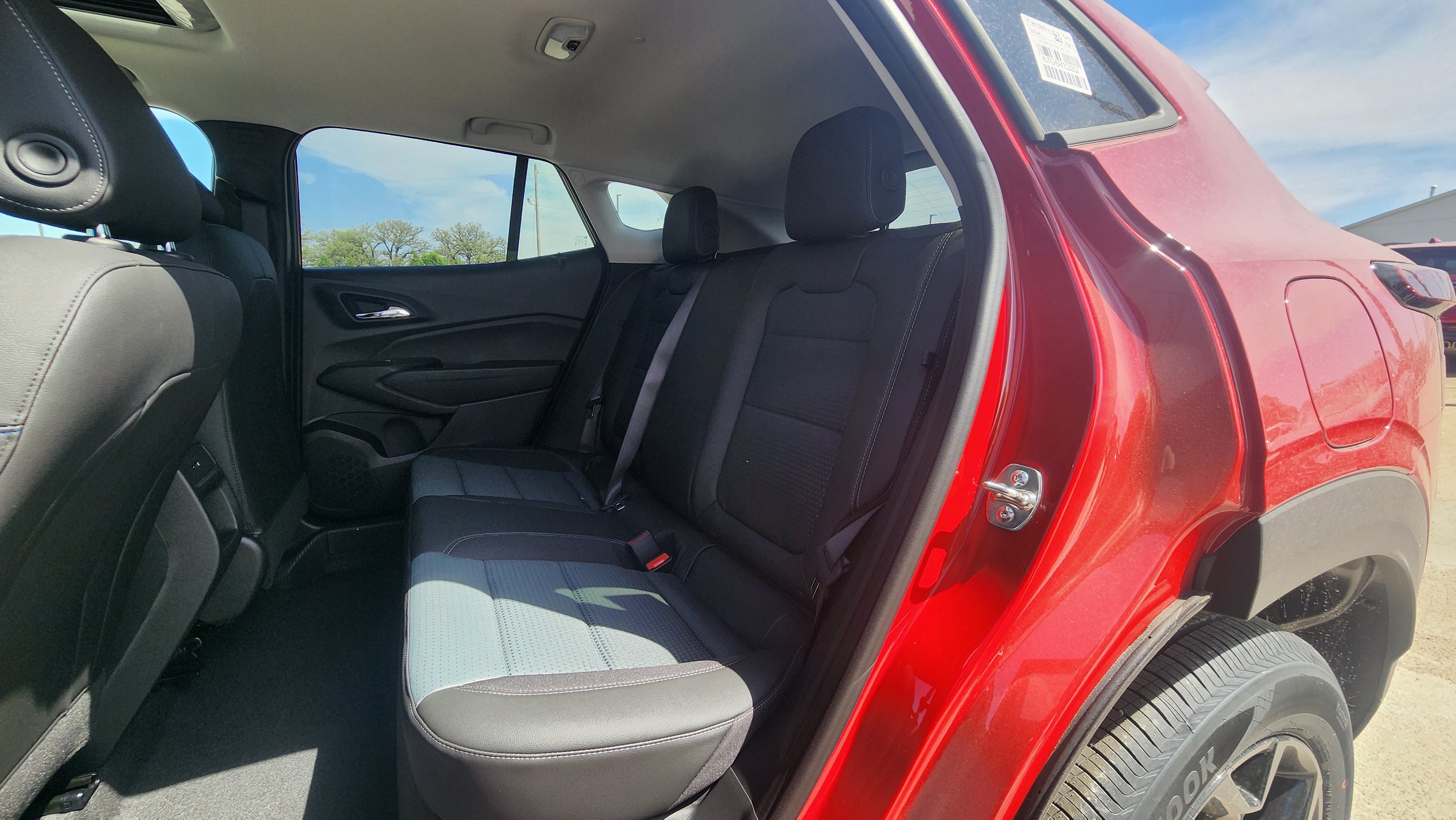 New 2026 Chevrolet Trax LT w/ Sunroof Package FWD image 16