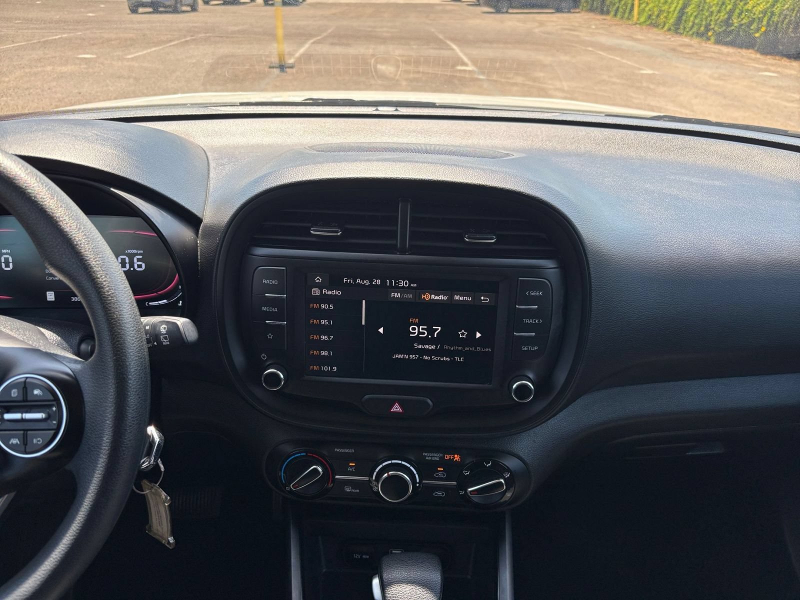 Used 2025 Kia Soul LX w/ LX Technology Package FWD image 16