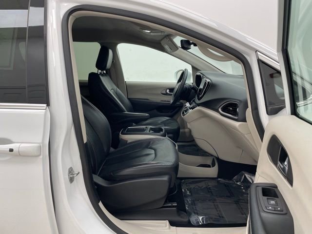 Used 2022 Chrysler Pacifica Touring-L image 16