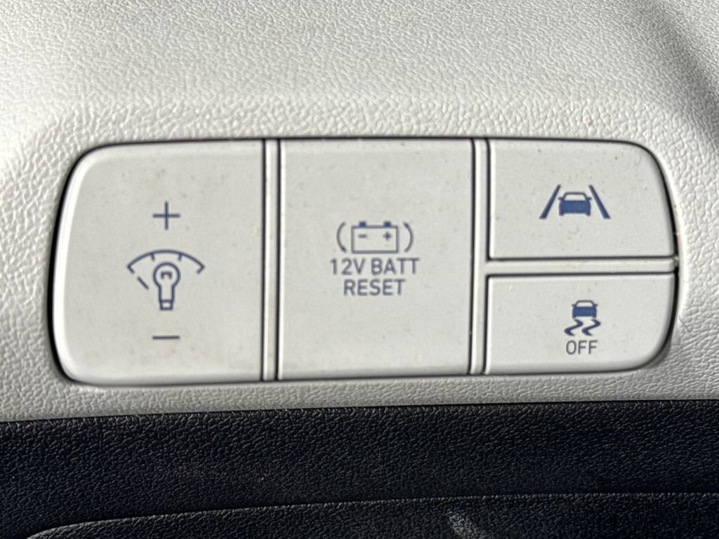 Used 2021 Hyundai Elantra Limited image 31