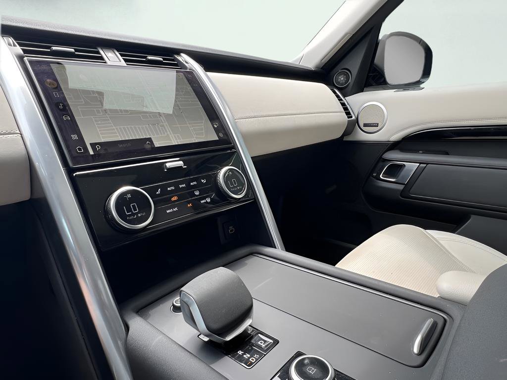 Used 2024 Land Rover Discovery S image 26
