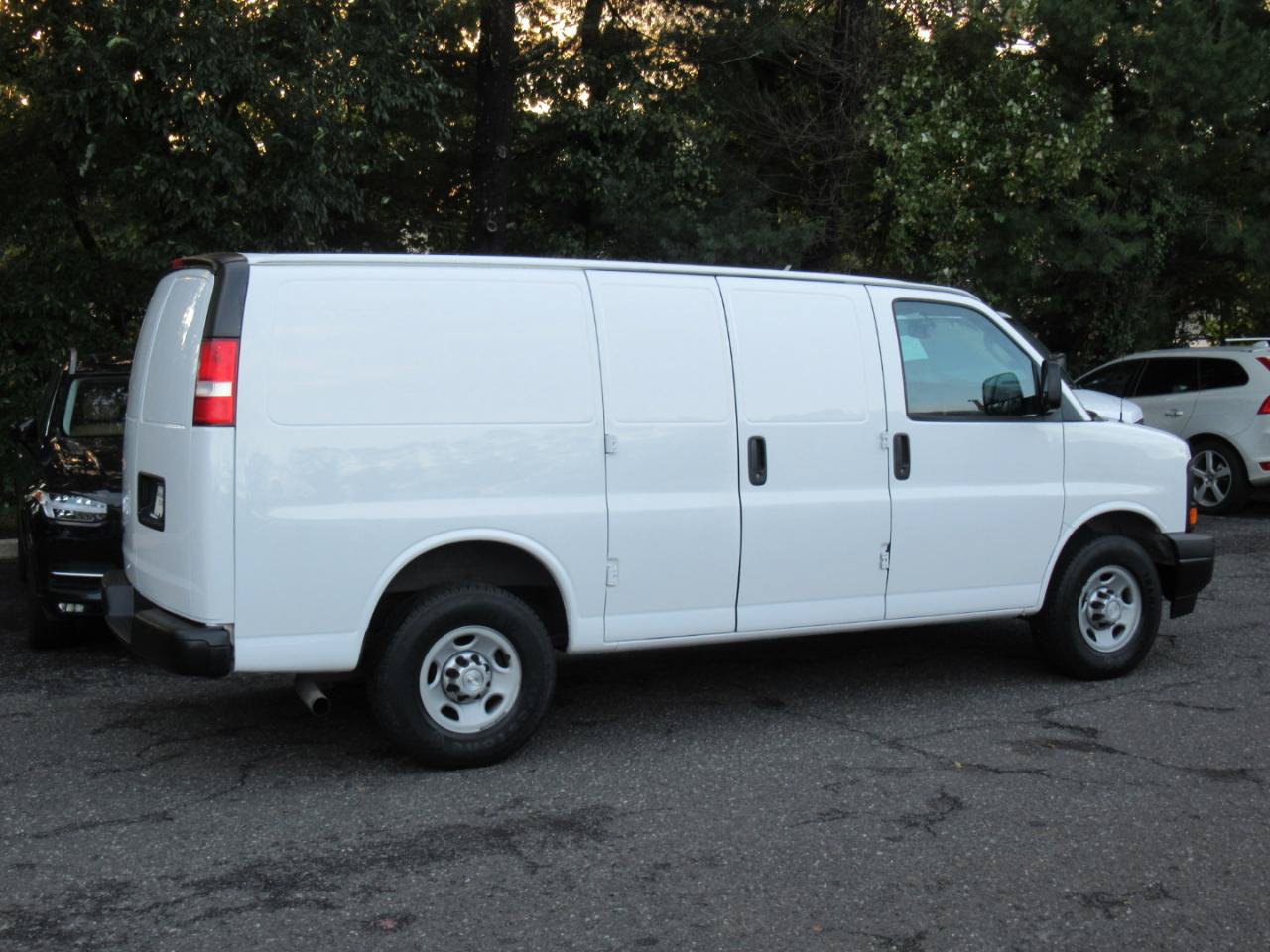 Used 2017 Chevrolet Express 2500 RWD image 6