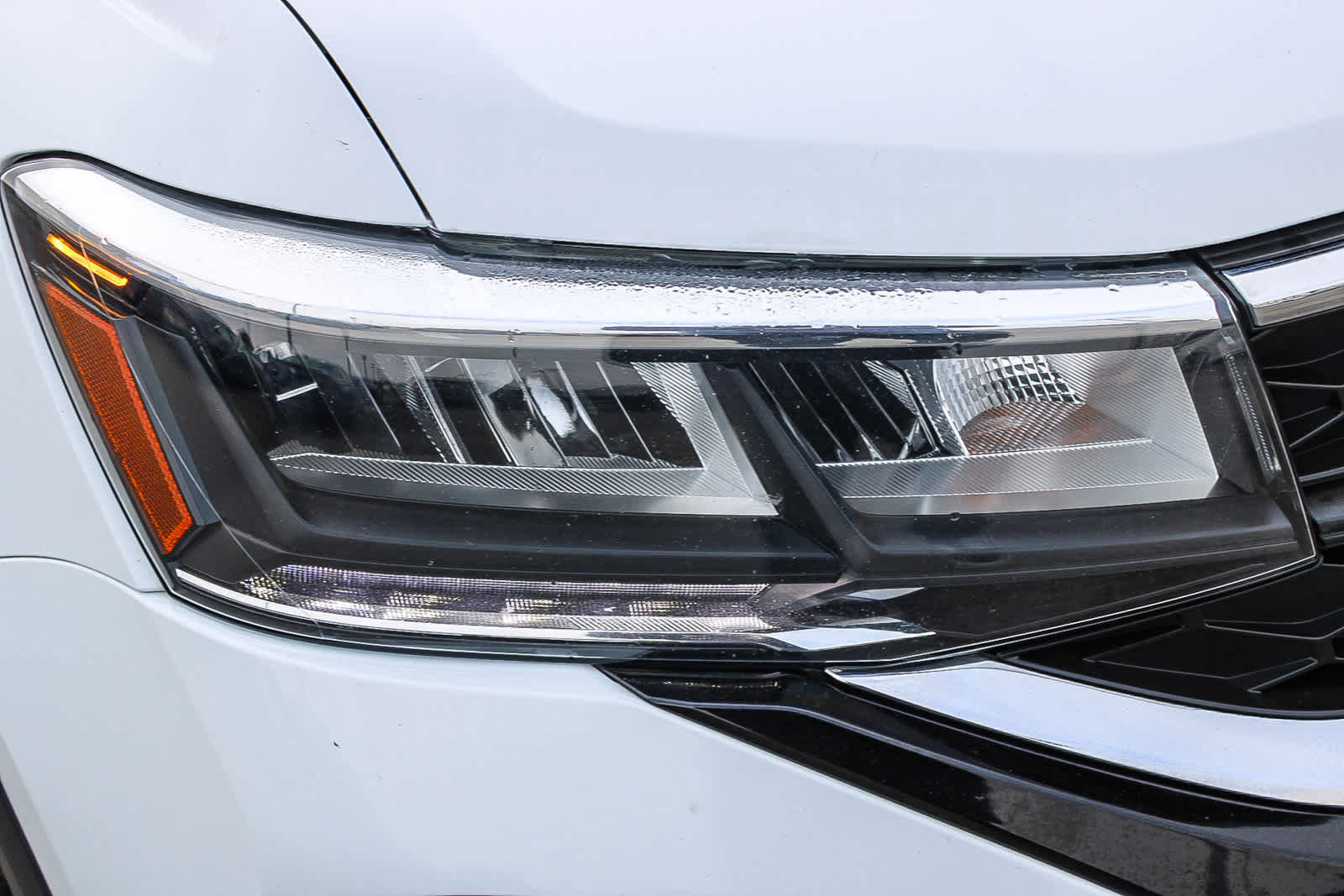 Used 2022 Volkswagen Taos SE w/ Panoramic Sunroof Package FWD image 4