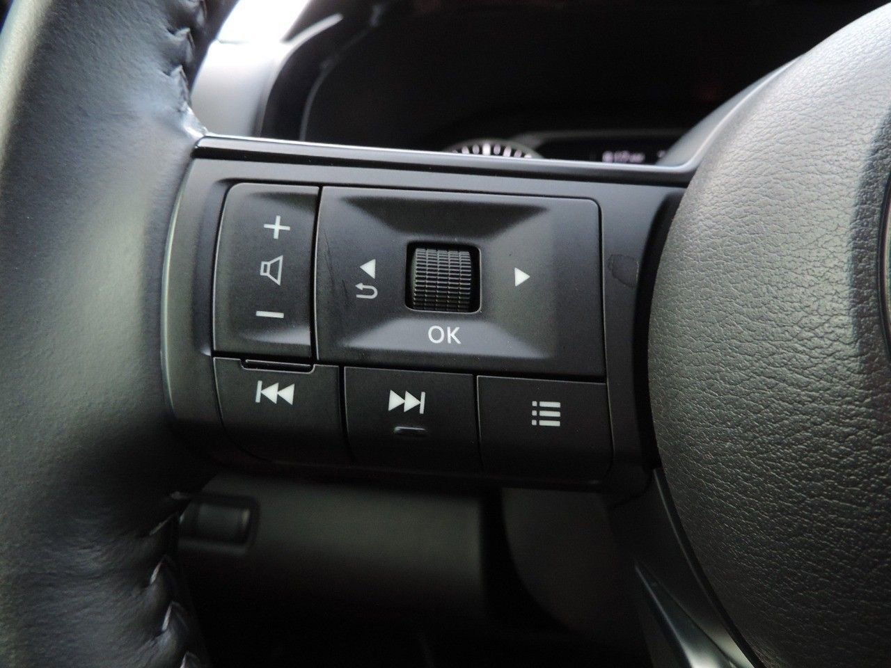 Used 2025 Nissan Pathfinder SV w/ SV Premium Package image 28