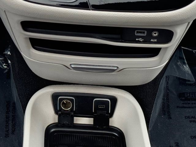 Used 2018 Chrysler Pacifica Limited w/ Tire & Wheel Group FWD image 7
