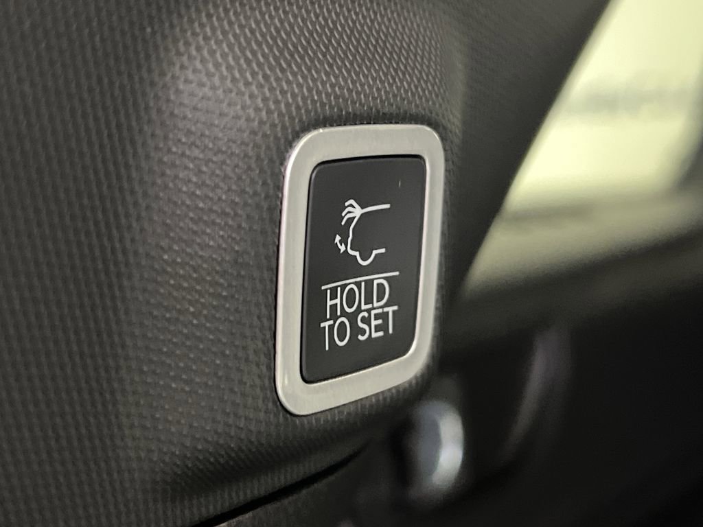 New 2025 Jeep Grand Cherokee Laredo image 9