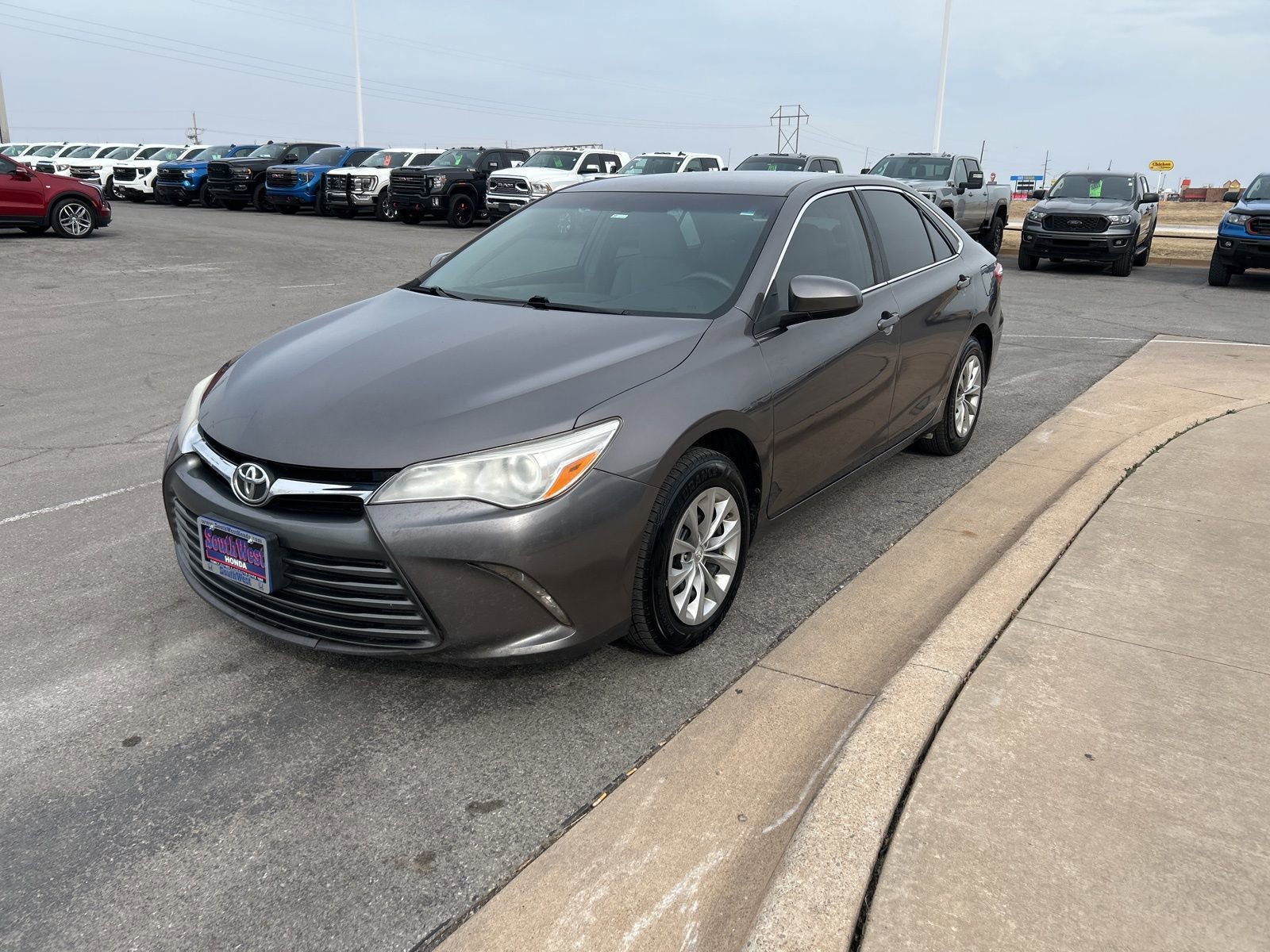 Used 2017 Toyota Camry LE image 1