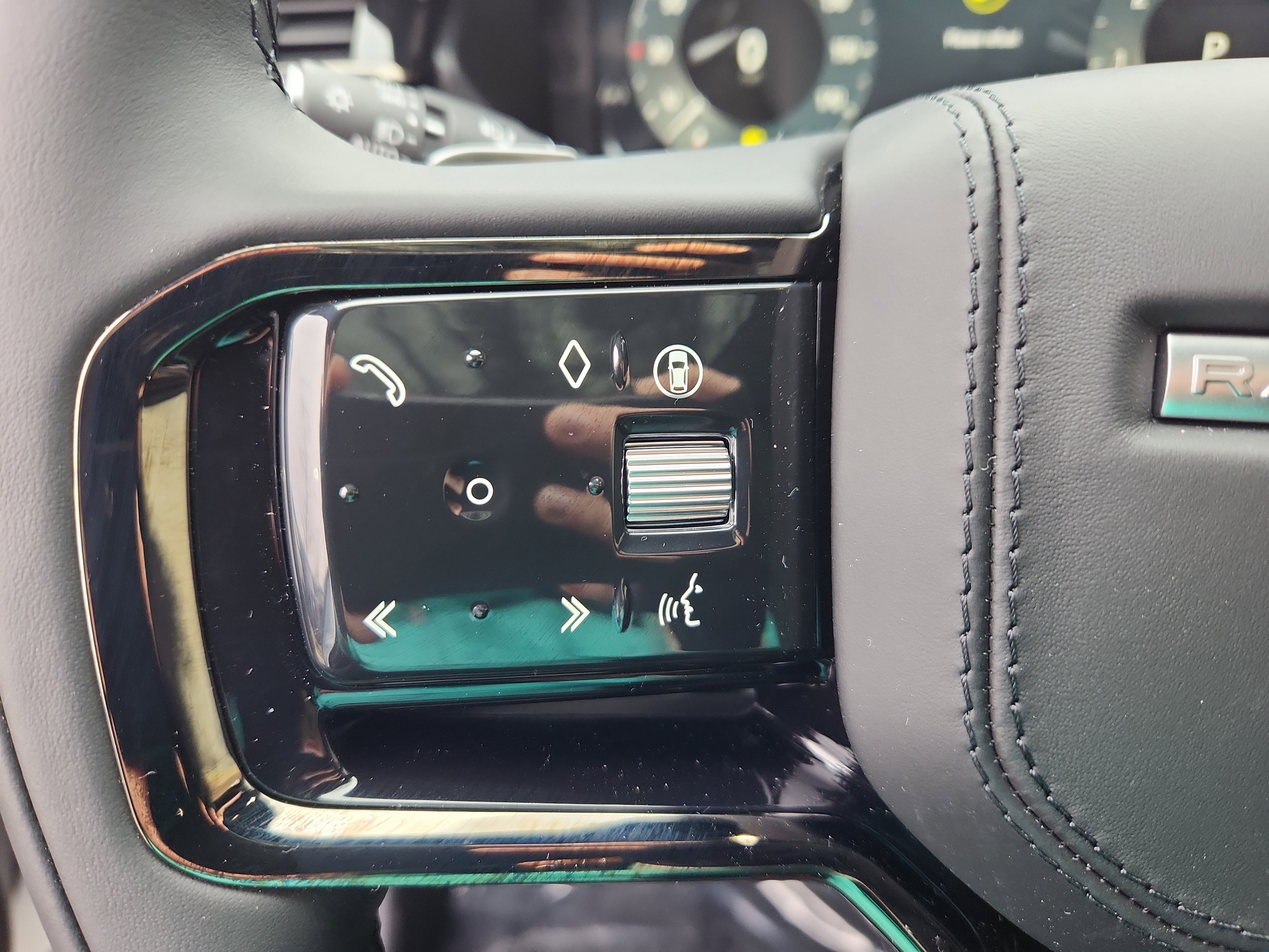 New 2026 Land Rover Range Rover Velar Dynamic SE image 19