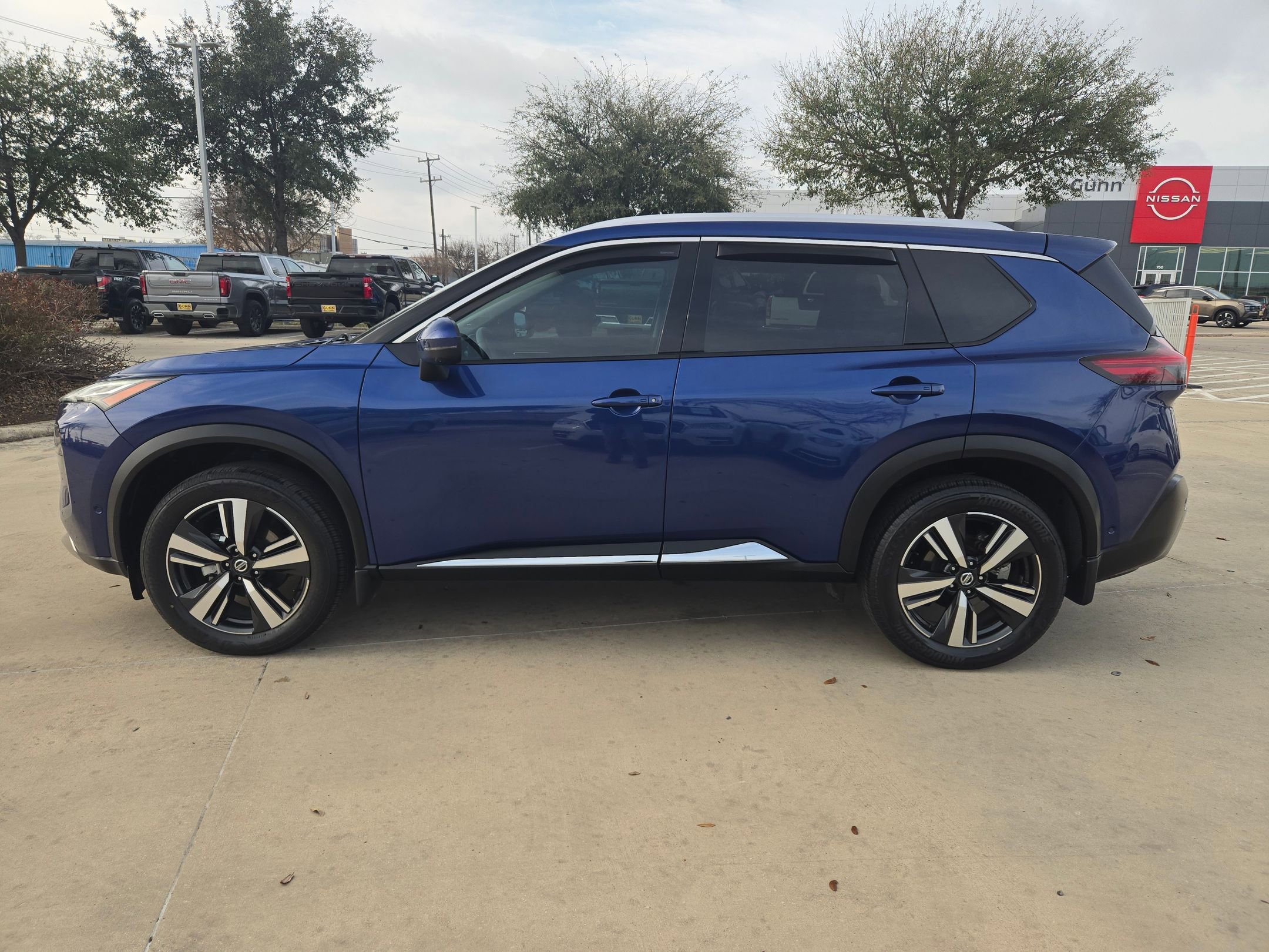 Used 2021 Nissan Rogue Platinum image 4