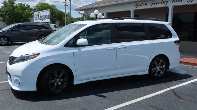 Used 2017 Toyota Sienna SE Premium FWD image 12
