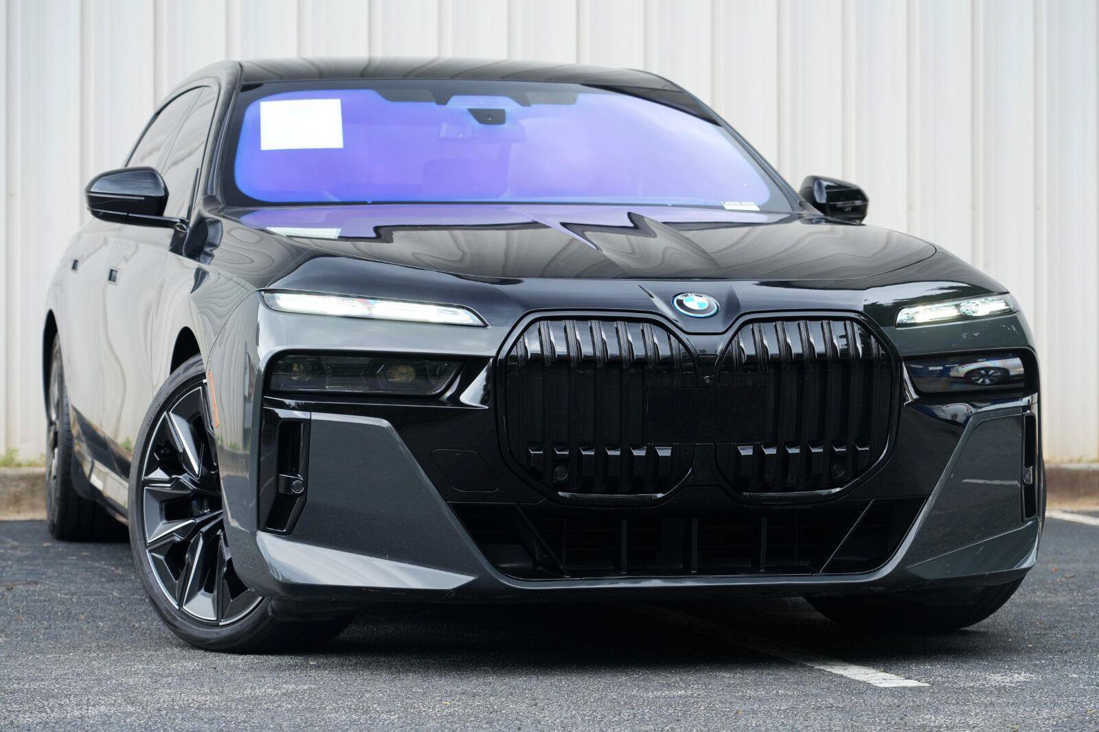Used 2023 BMW i7 xDrive60 w/ Executive Package 2 AWD/4WD image 2