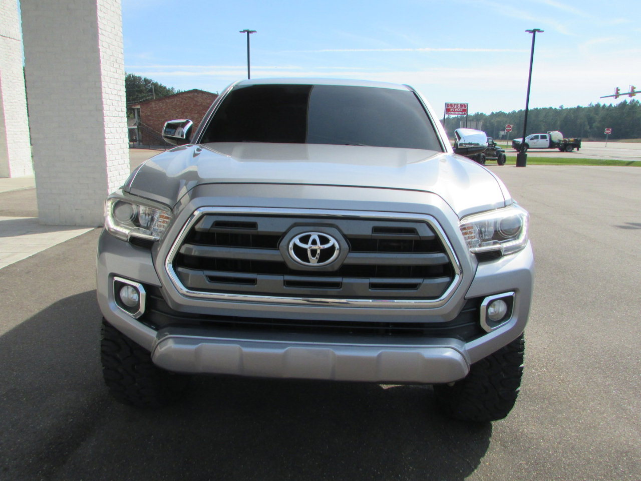 Used 2016 Toyota Tacoma Limited image 7