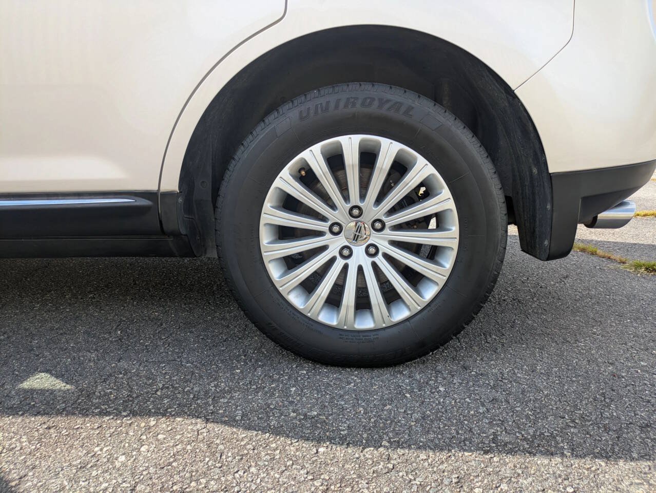 Used 2011 Lincoln MKX 2WD w/ Wood Pkg image 31