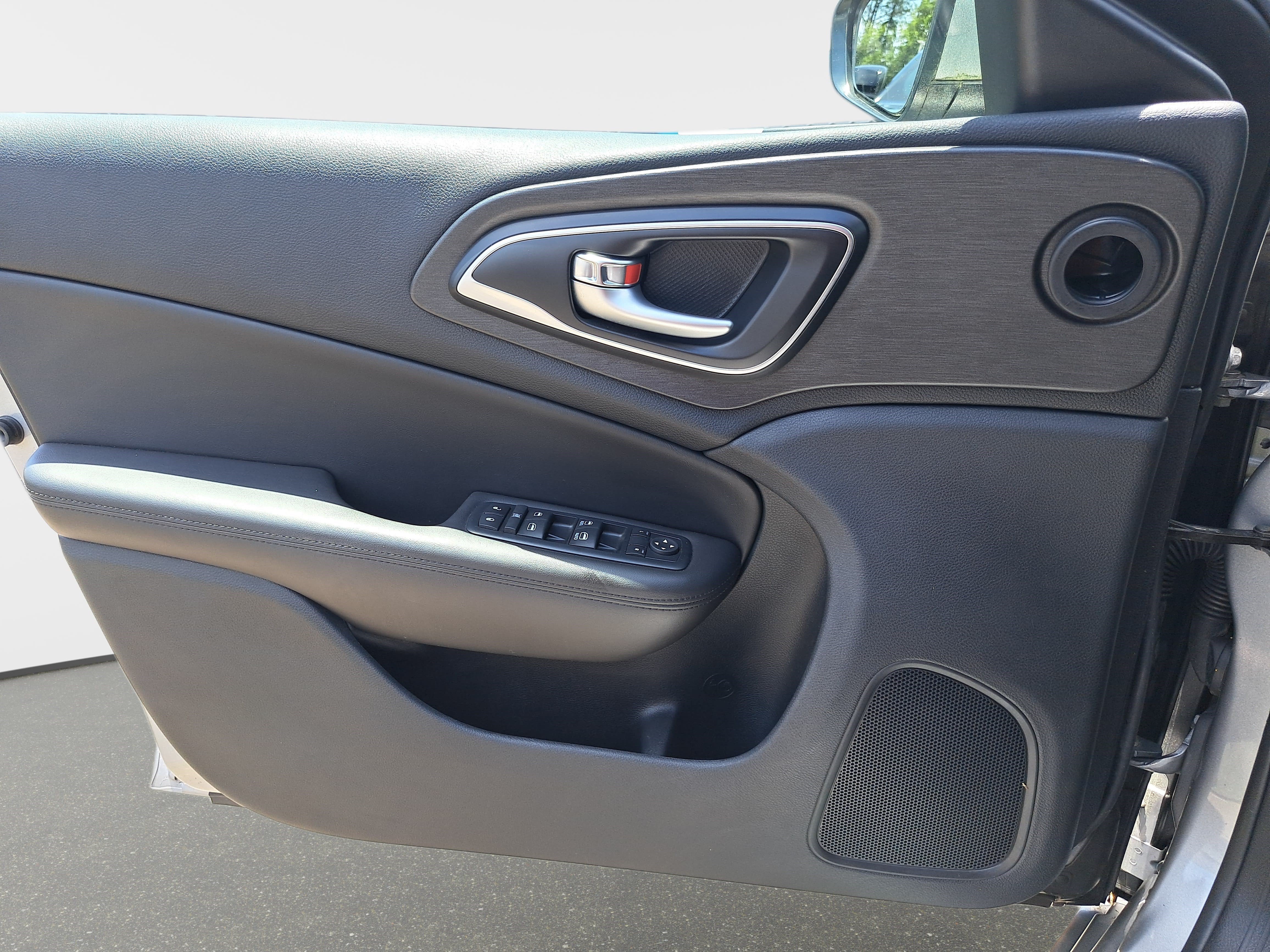 Used 2017 Chrysler 200 Limited Platinum FWD image 24