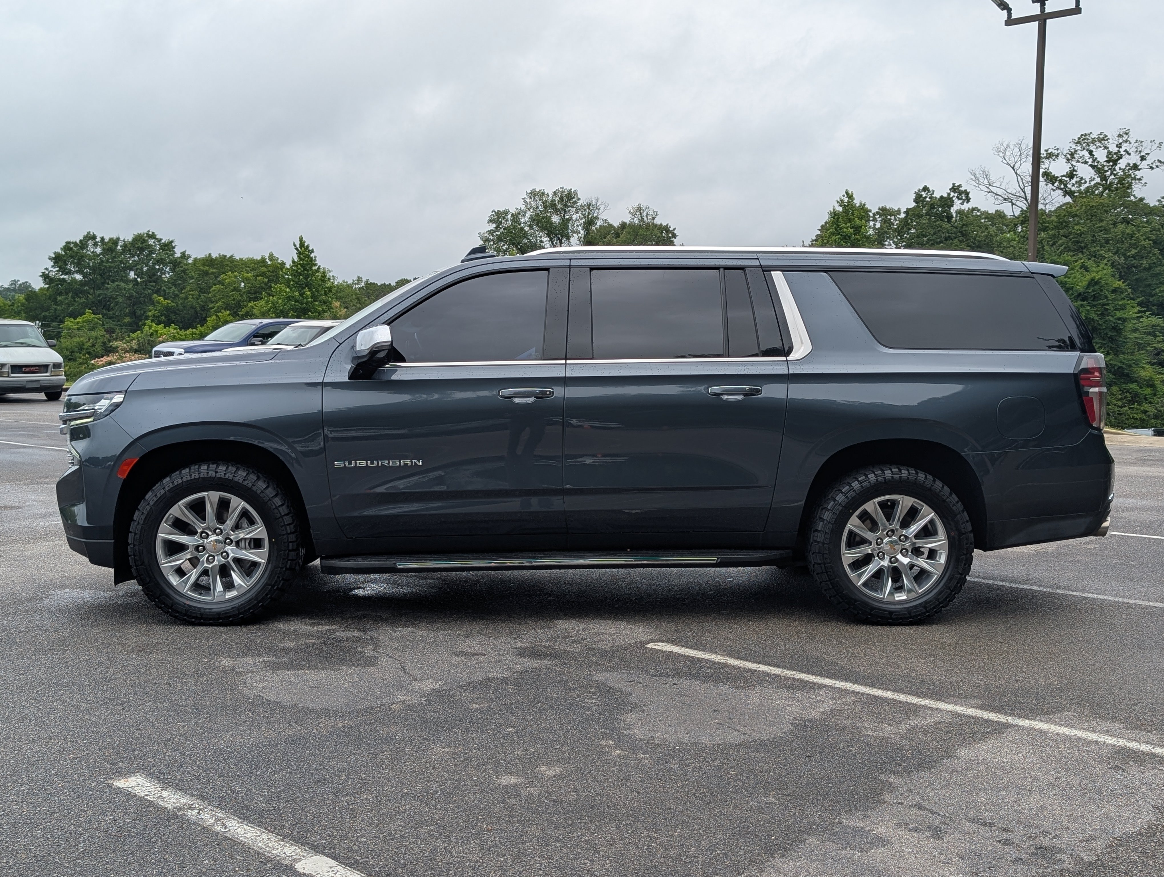 Used 2021 Chevrolet Suburban Premier w/ Premium Package 2 RWD image 6