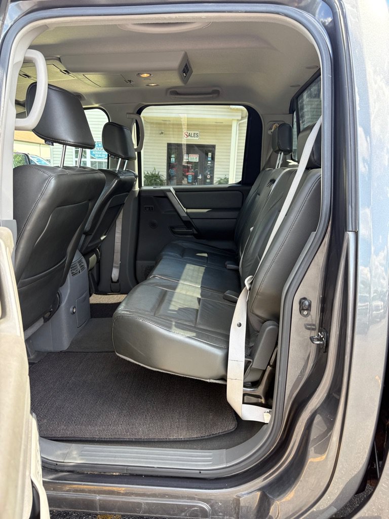 Used 2005 Nissan Titan LE w/ (T01) Tow Pkg AWD/4WD image 11