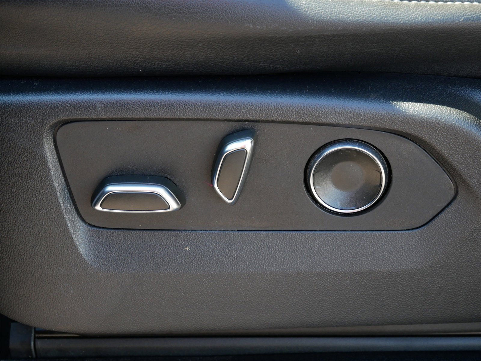 Used 2021 Cadillac Escalade Premium Luxury w/ Performance Package image 17