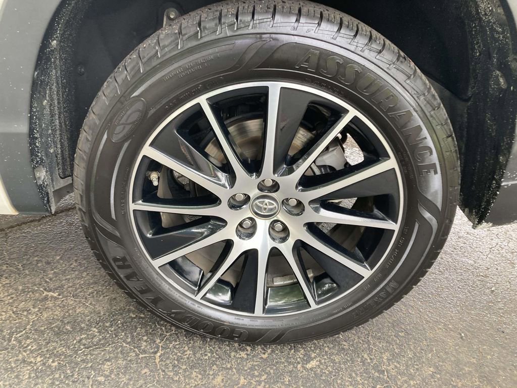 Used 2018 Toyota Highlander SE FWD image 7