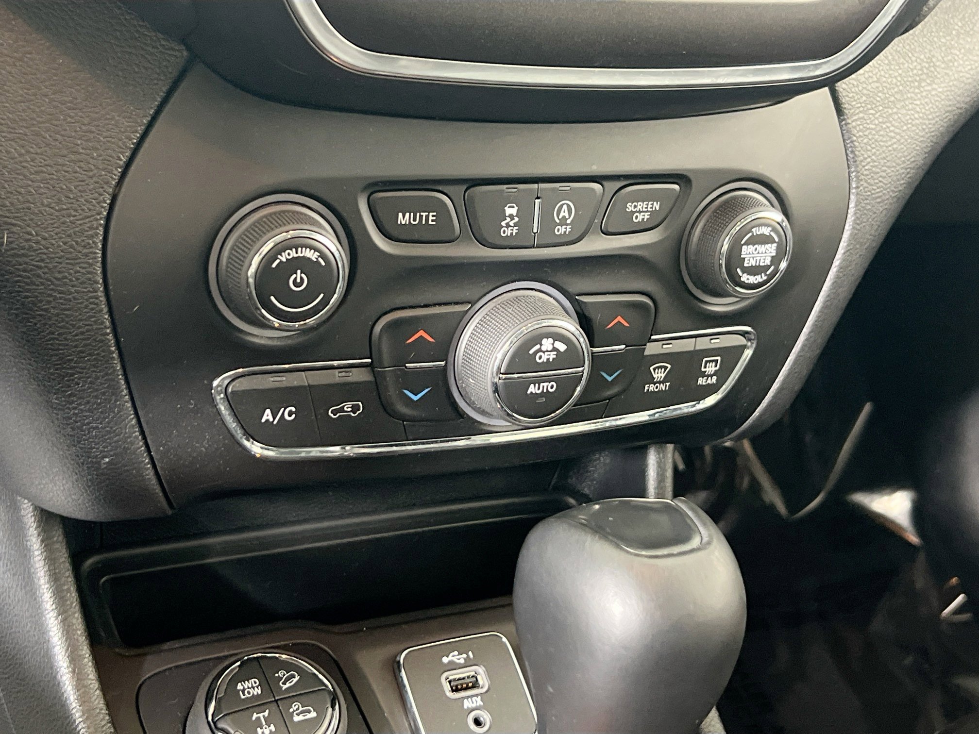 Used 2022 Jeep Cherokee Trailhawk w/ Technology Group B image 15