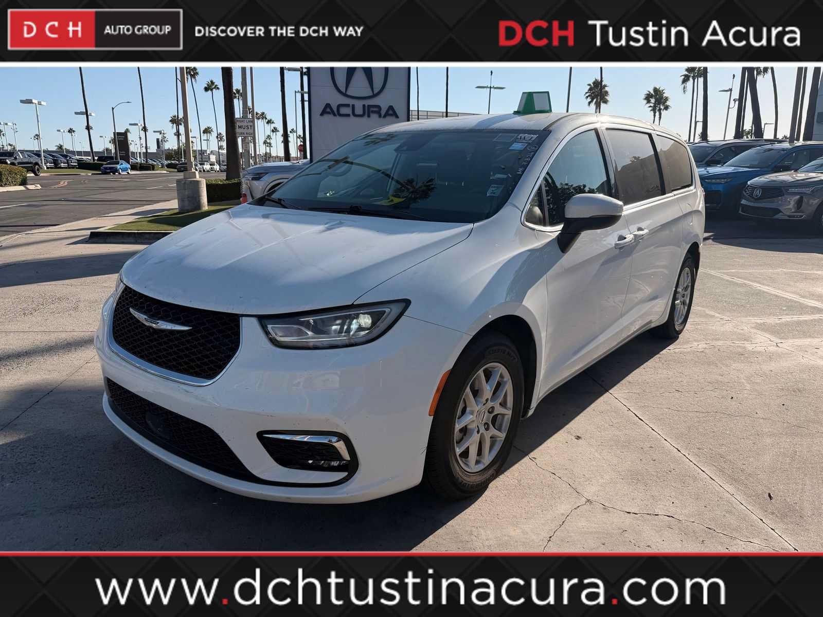 Used 2023 Chrysler Pacifica Touring-L FWD image 1