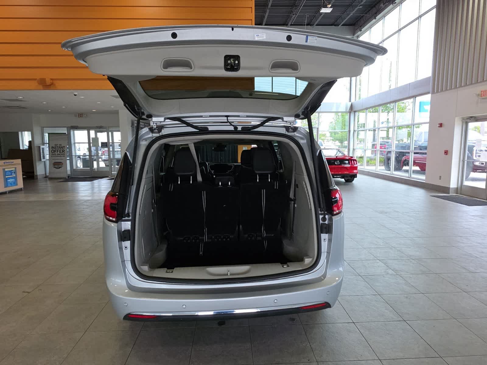 Used 2023 Chrysler Pacifica Limited FWD image 10