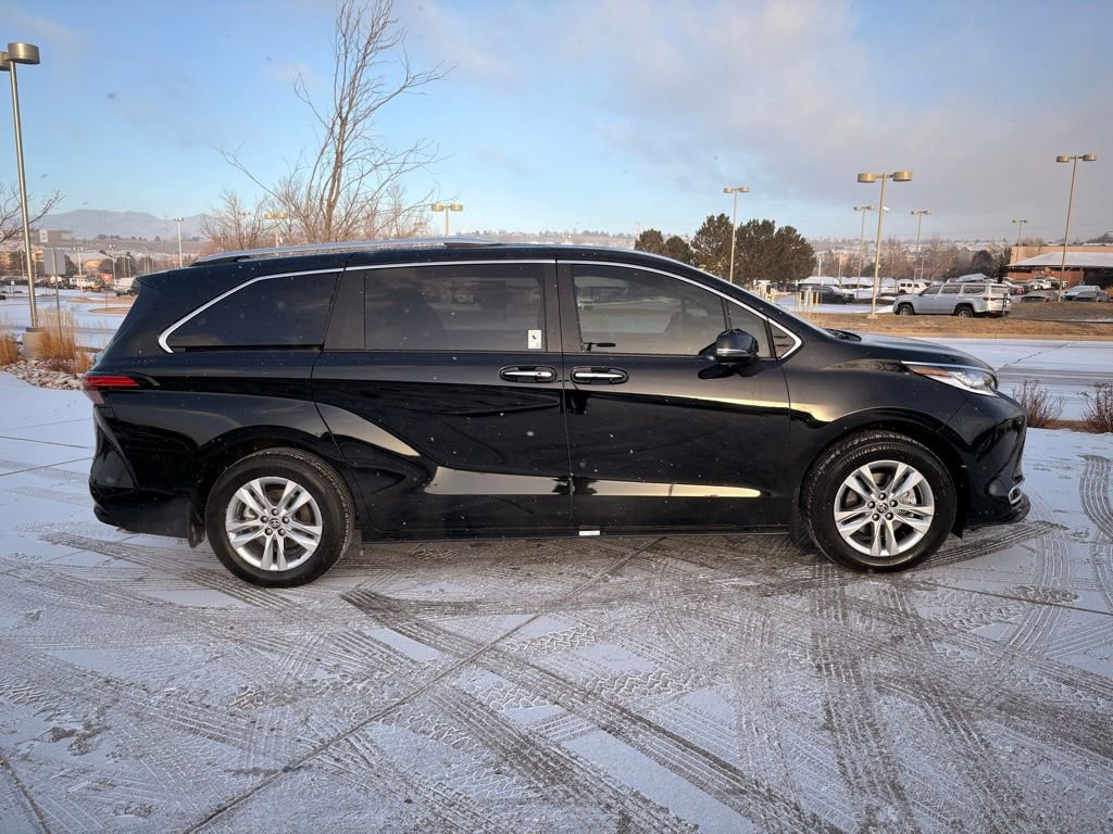Used 2026 Toyota Sienna Limited image 9
