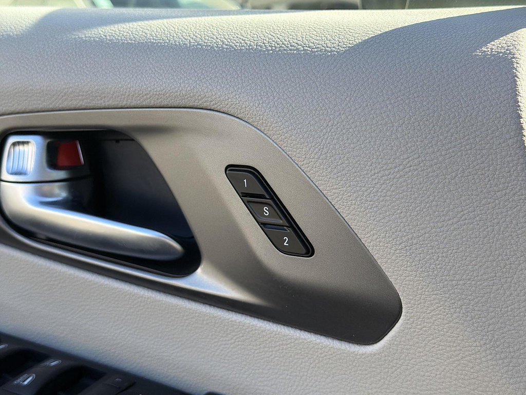 Used 2023 Chrysler Pacifica Touring-L FWD image 39