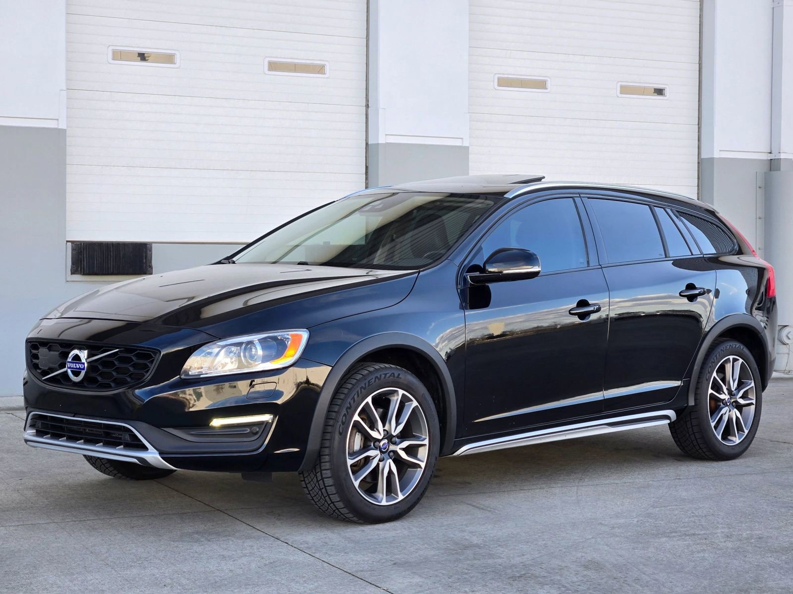 Used 2017 Volvo V60 T5 Cross Country Platinum w/ Climate Package image 4