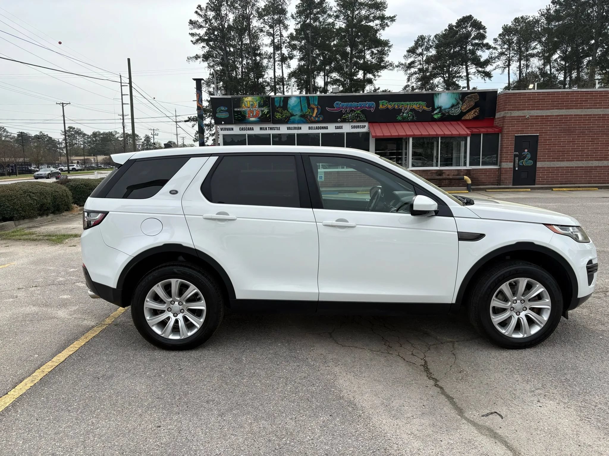 Used 2016 Land Rover Discovery Sport SE AWD/4WD image 4