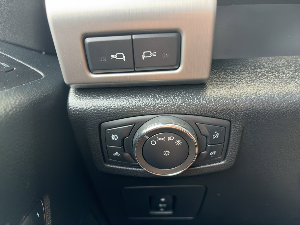 Used 2016 Ford F150 Platinum w/ Equipment Group 701A Luxury image 15