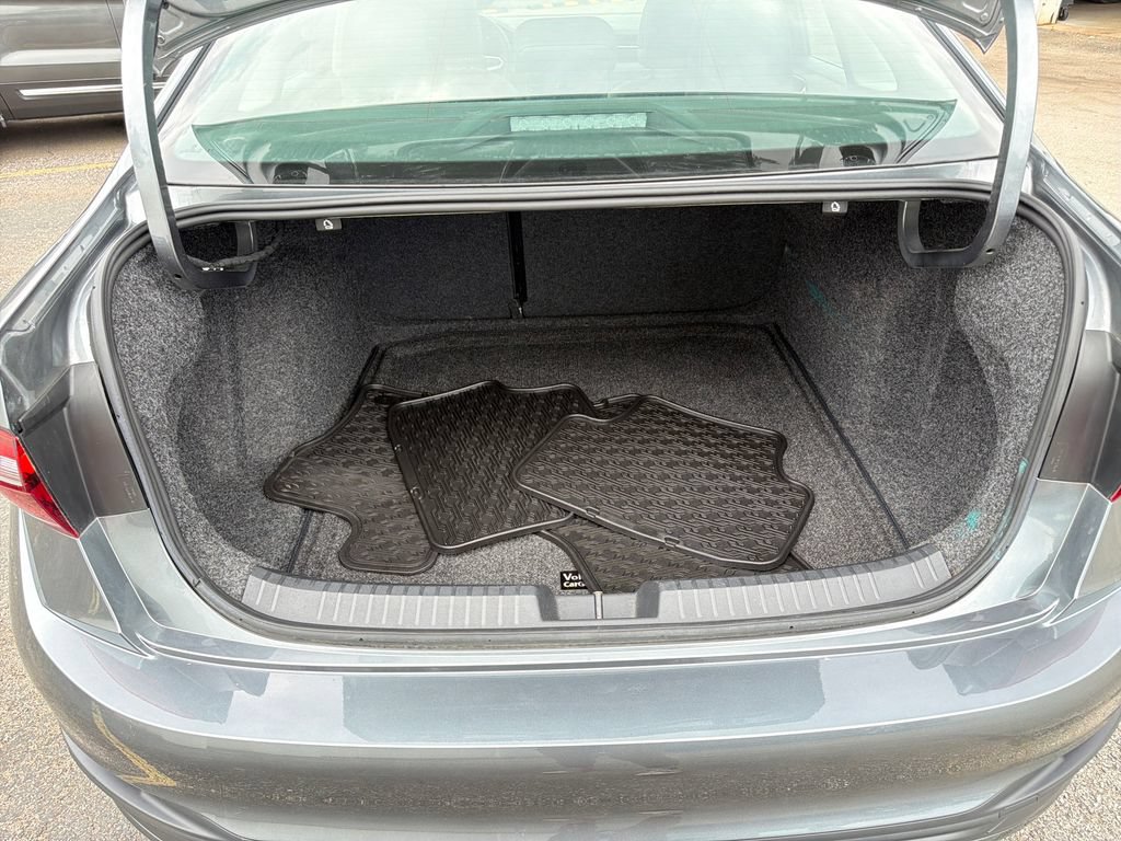 Used 2025 Volkswagen Jetta SE w/ Sunroof Package FWD image 28