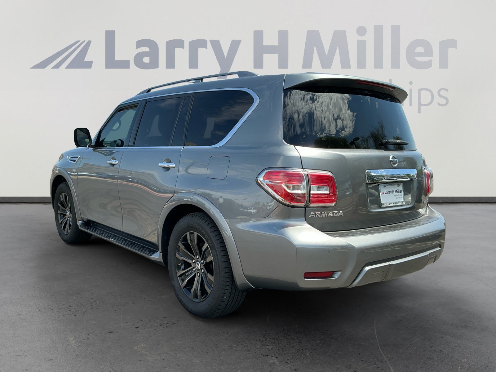 Used 2020 Nissan Armada Platinum w/ Captain's Chairs Package RWD image 3