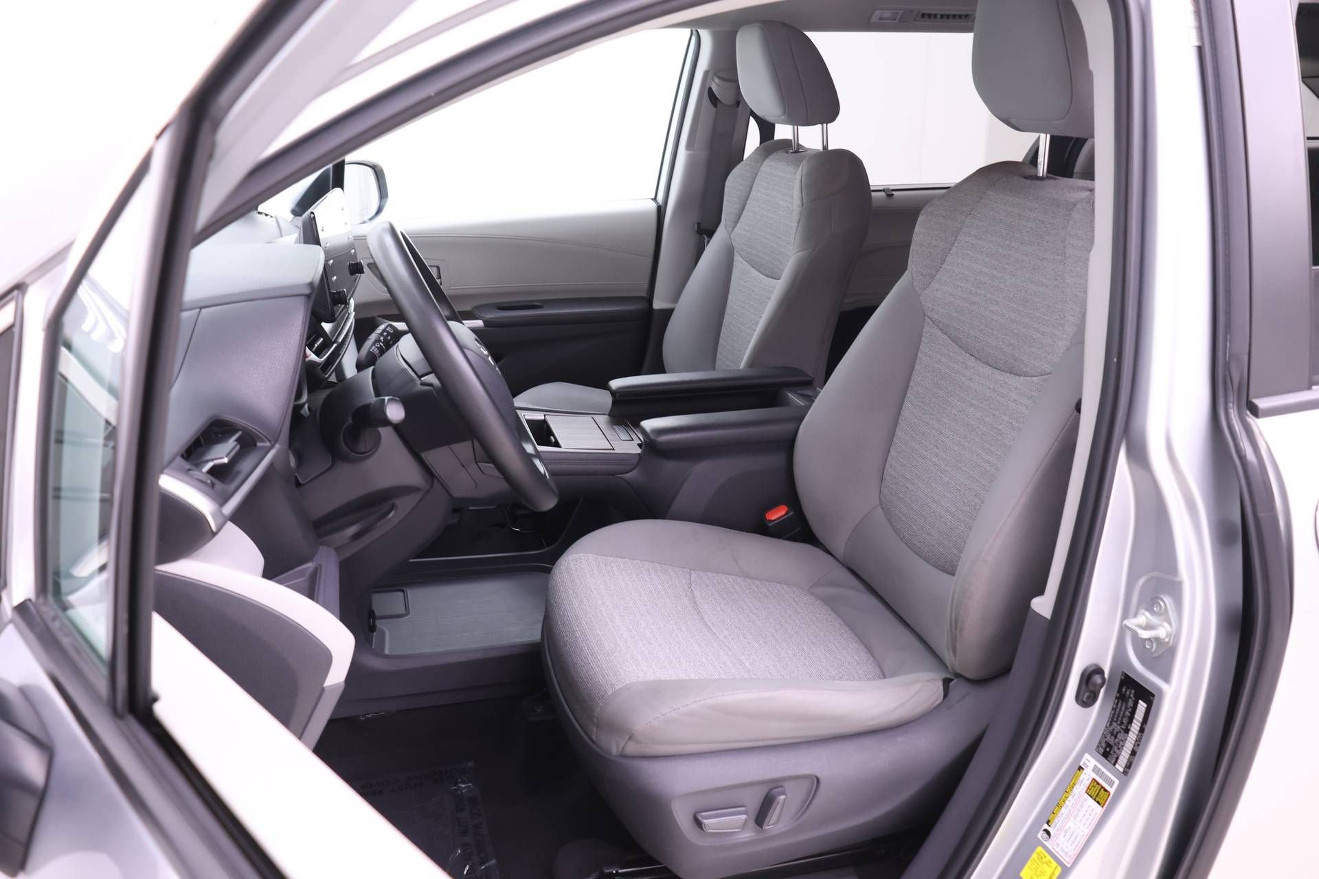 Used 2021 Toyota Sienna LE image 4