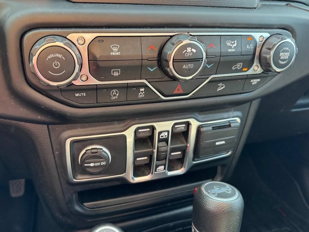 Used 2019 Jeep Wrangler Unlimited Sahara AWD/4WD image 18