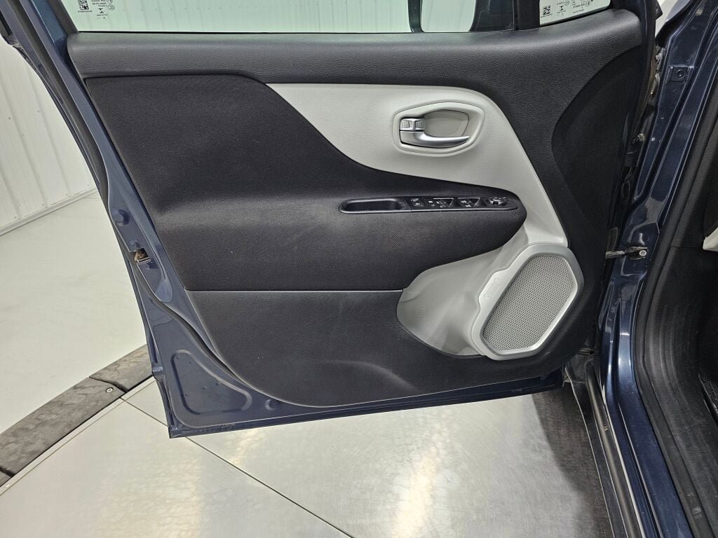 Used 2021 Jeep Renegade Latitude w/ Convenience Group AWD/4WD image 26