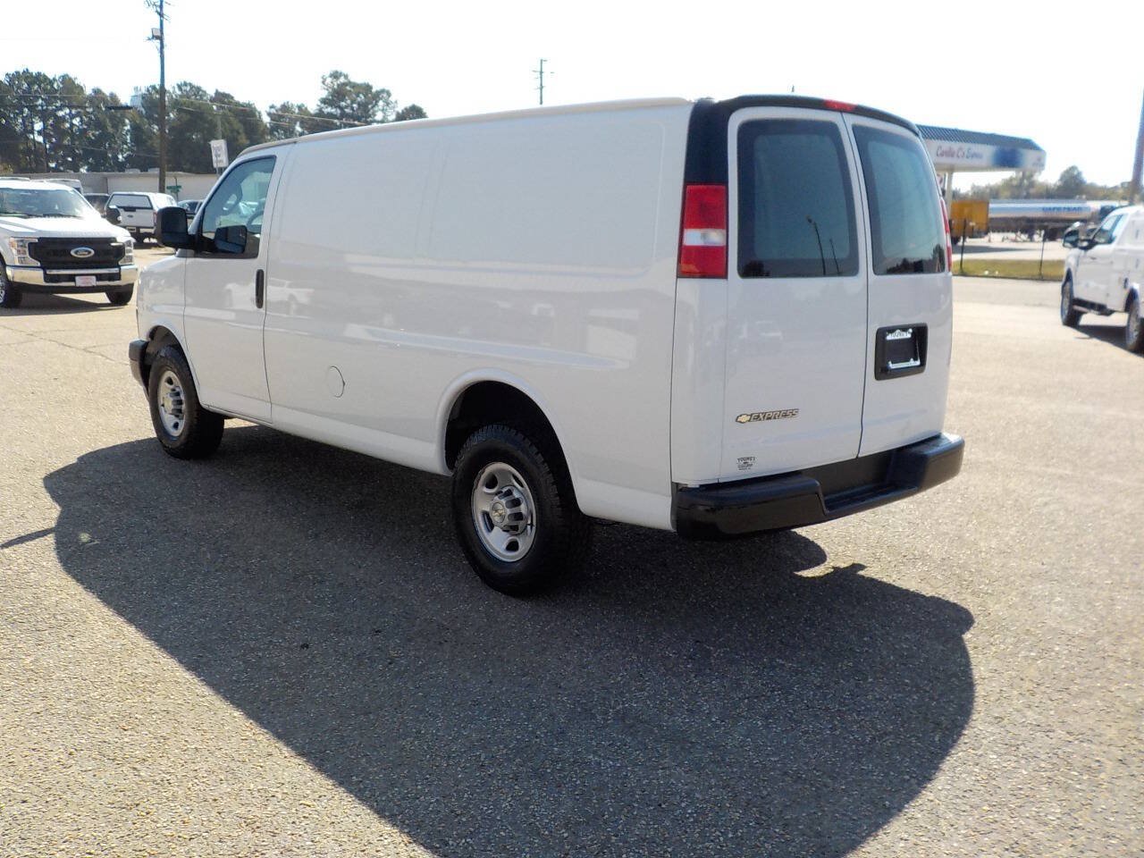 Used 2021 Chevrolet Express 2500 w/ Driver Convenience Package RWD image 3