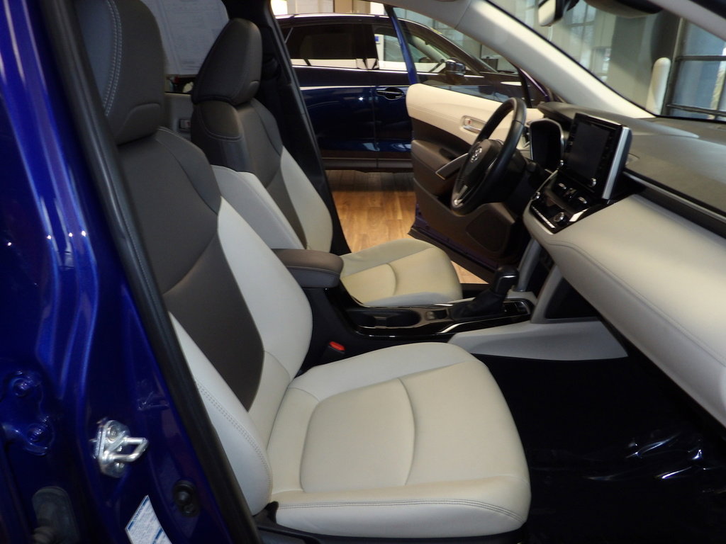 Used 2022 Toyota Corolla Cross XLE image 14