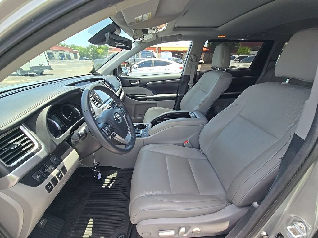 Used 2019 Toyota Highlander Limited AWD/4WD image 3