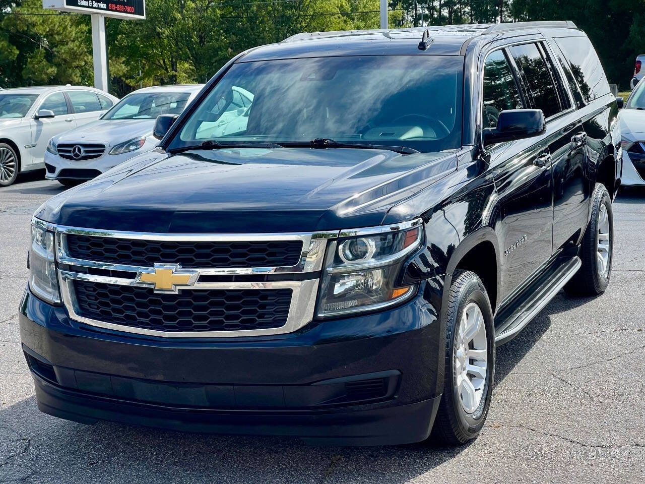 Used 2018 Chevrolet Suburban LT image 2