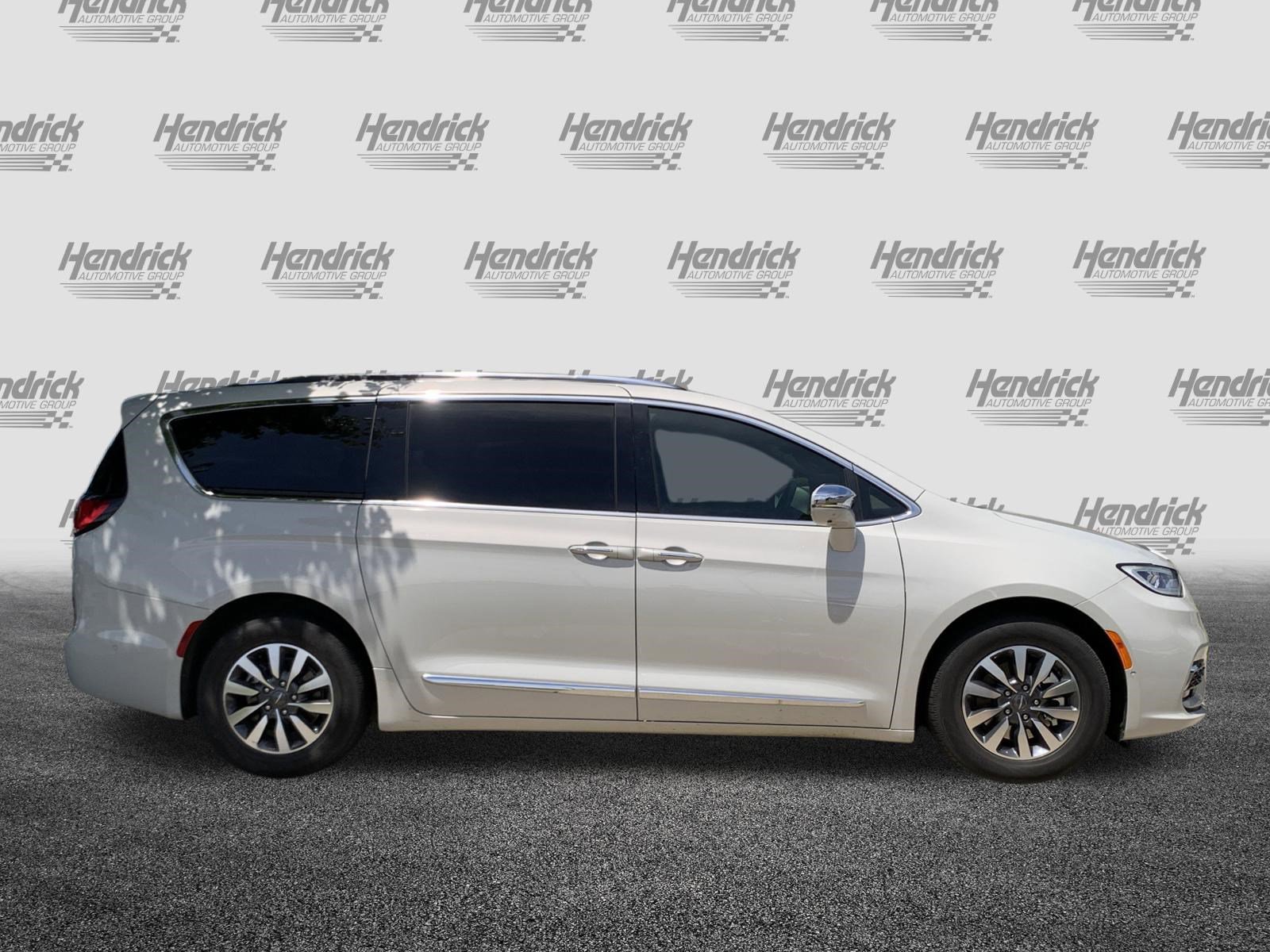 Used 2021 Chrysler Pacifica Limited w/ Uconnect Theater Family Group FWD image 11