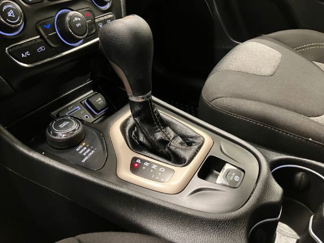 Used 2018 Jeep Cherokee Latitude w/ Altitude Package AWD/4WD image 32