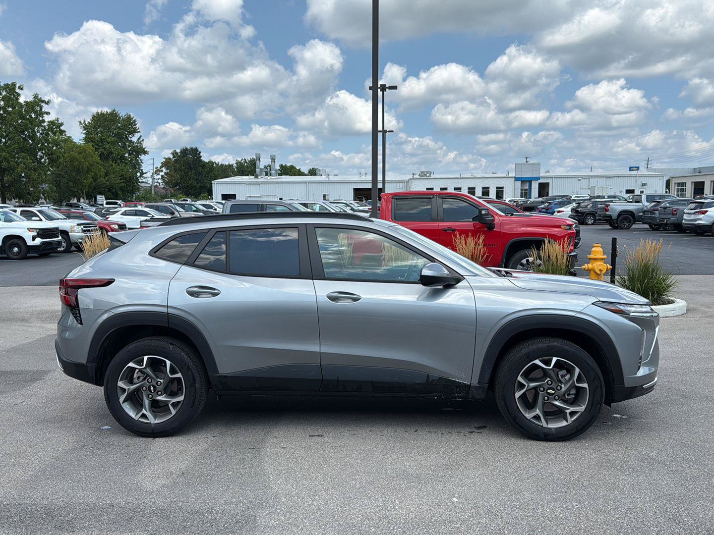 Used 2024 Chevrolet Trax LT w/ Sunroof Package FWD image 2