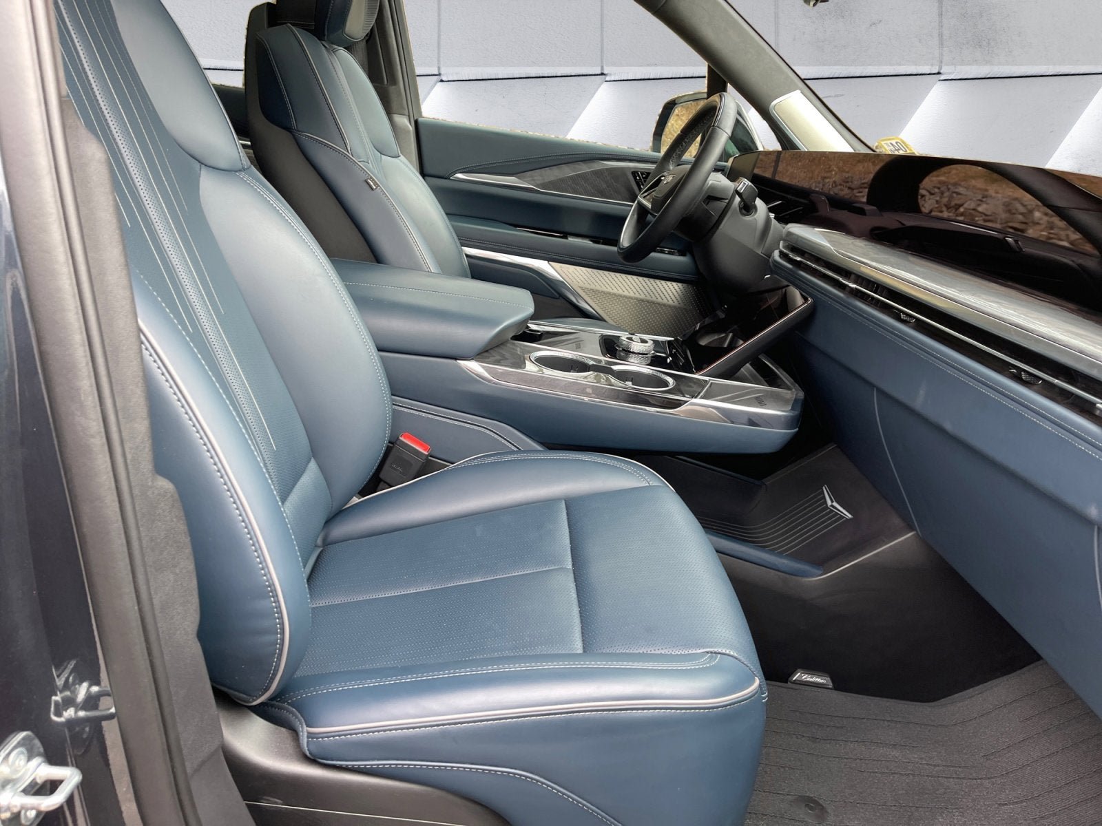 Certified 2025 Cadillac Escalade IQ Luxury 2 w/ LPO, Premium Carpet Package AWD/4WD image 33