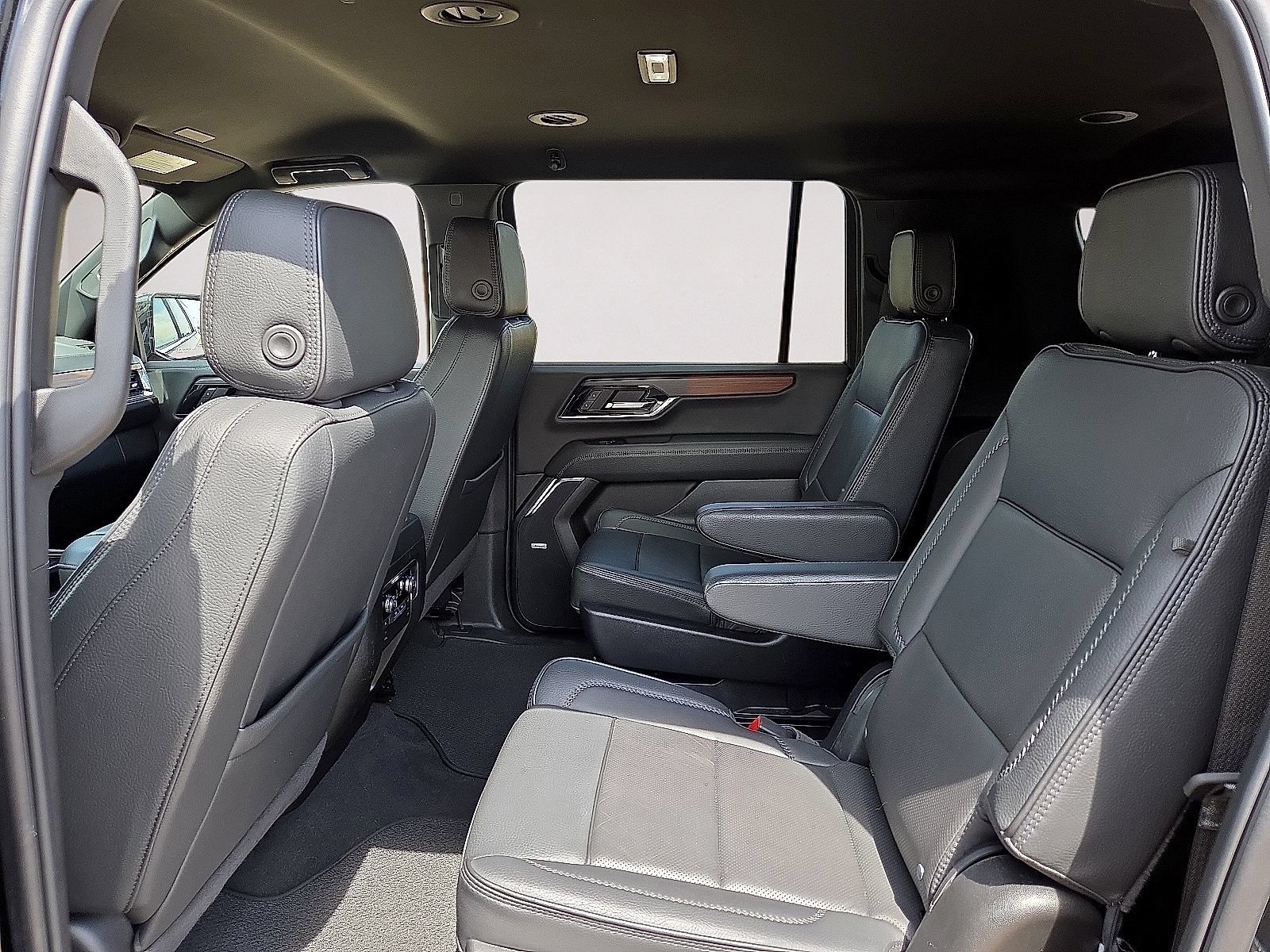 Used 2025 GMC Yukon XL Denali AWD/4WD image 19