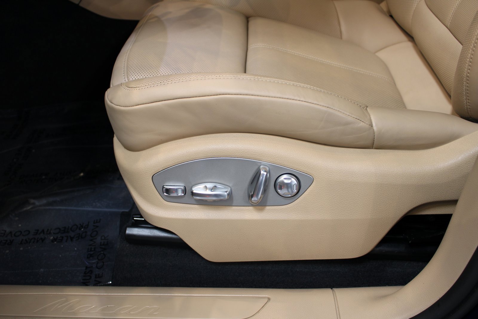 Certified 2025 Porsche Macan image 28