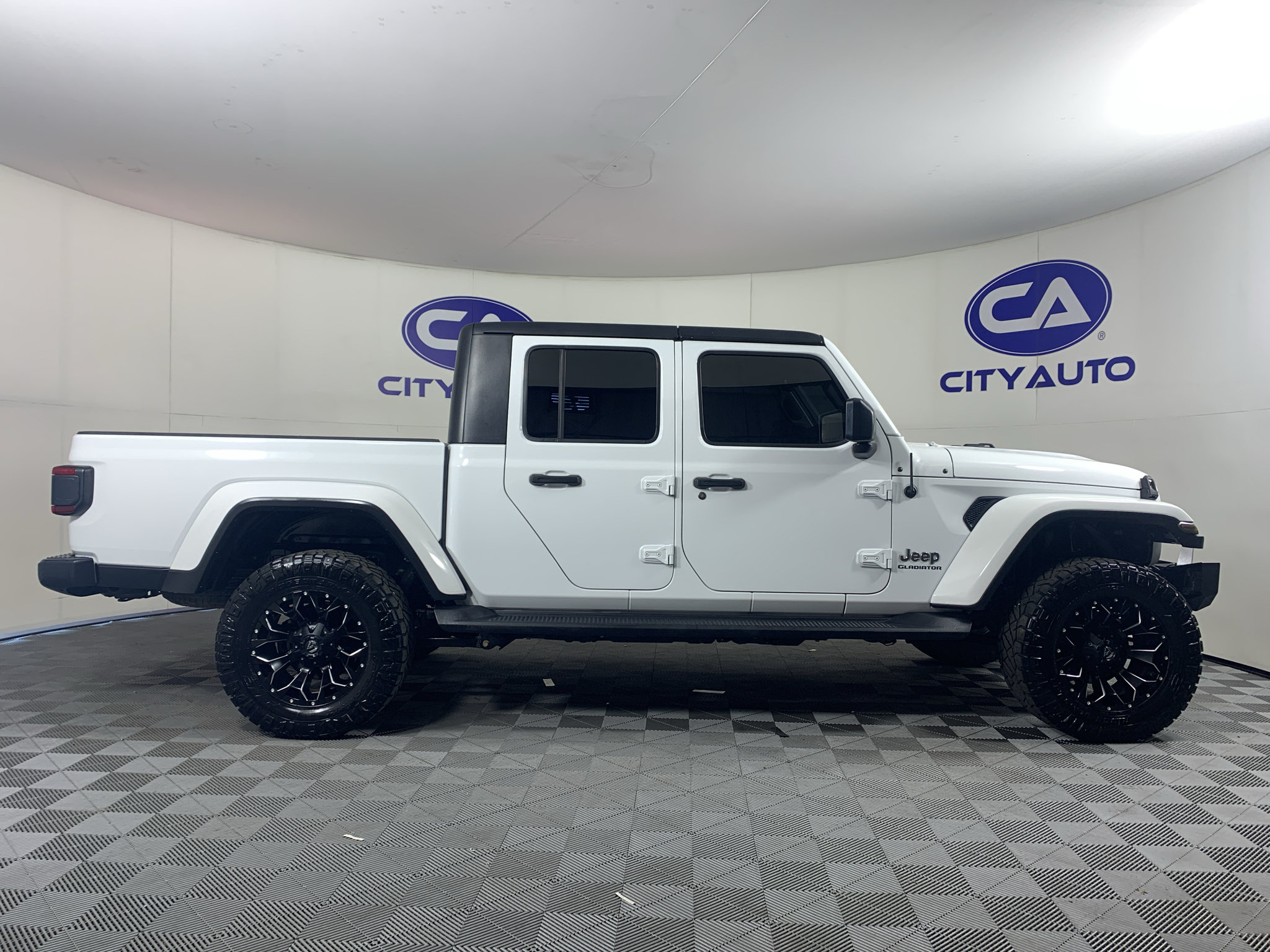 Used 2020 Jeep Gladiator Overland AWD/4WD image 2