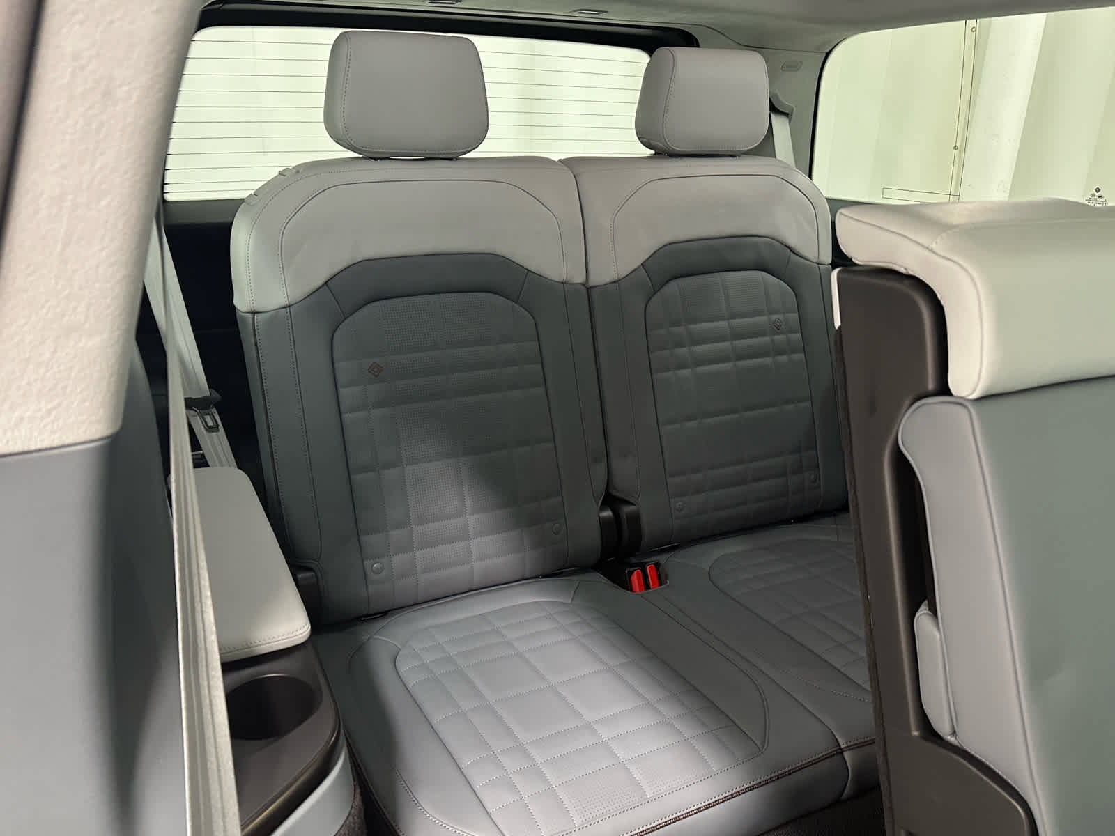 Used 2026 Rivian R1S Premium image 24